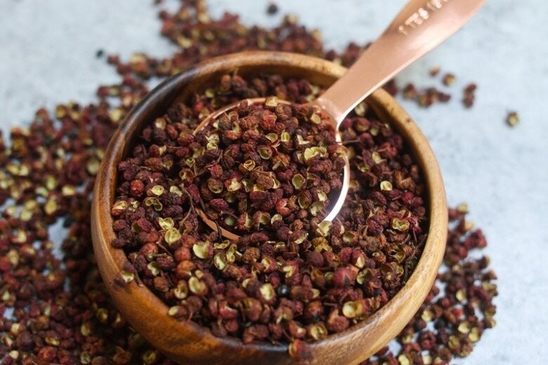 Cho gạo đã phơi khô vào túi nilon lớn, đặt hai túi gạc vào giữa, sau đó buộc chặt miệng túi để hạn chế không khí và độ ẩm xâm nhập.    