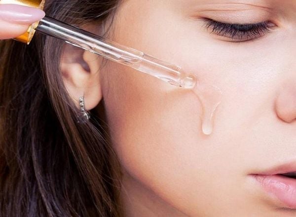 Sự kết hợp giữa hoa nhài và gỗ đàn hương lại hướng đến cảm giác sang trọng và sâu lắng. 
