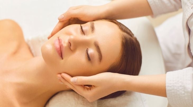 Các loại dầu nhẹ, thấm nhanh và có cấu trúc gần với dầu tự nhiên của da sẽ giúp làm thông thoáng lỗ chân lông, hạn chế tình trạng nhờn rít và giảm nguy cơ hình thành mụn khi massage đúng cách.