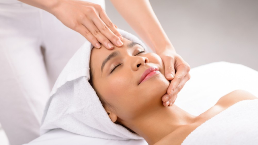 Khoảng thời gian từ 5 đến 10 phút cho mỗi lần massage được xem là phù hợp, giúp dưỡng chất thẩm thấu tốt và cơ mặt được thư giãn mà không gây chảy xệ.    