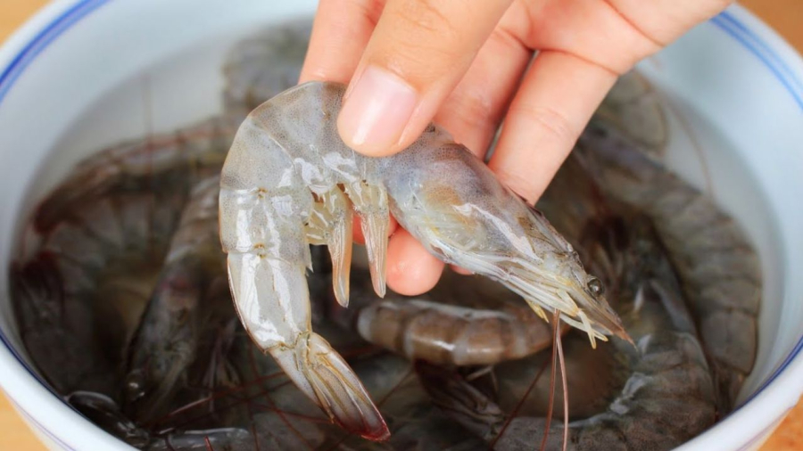 Có thể rửa tôm bằng nước muối loãng pha giấm để khử mùi tanh.