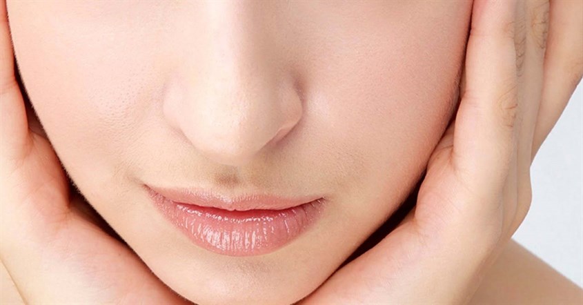  Việc duy trì thói quen uống đủ nước kết hợp với chế độ ăn giàu thực phẩm chứa nhiều nước giúp tế bào da căng đầy, mang lại vẻ ngoài tươi tắn và mịn màng tự nhiên.