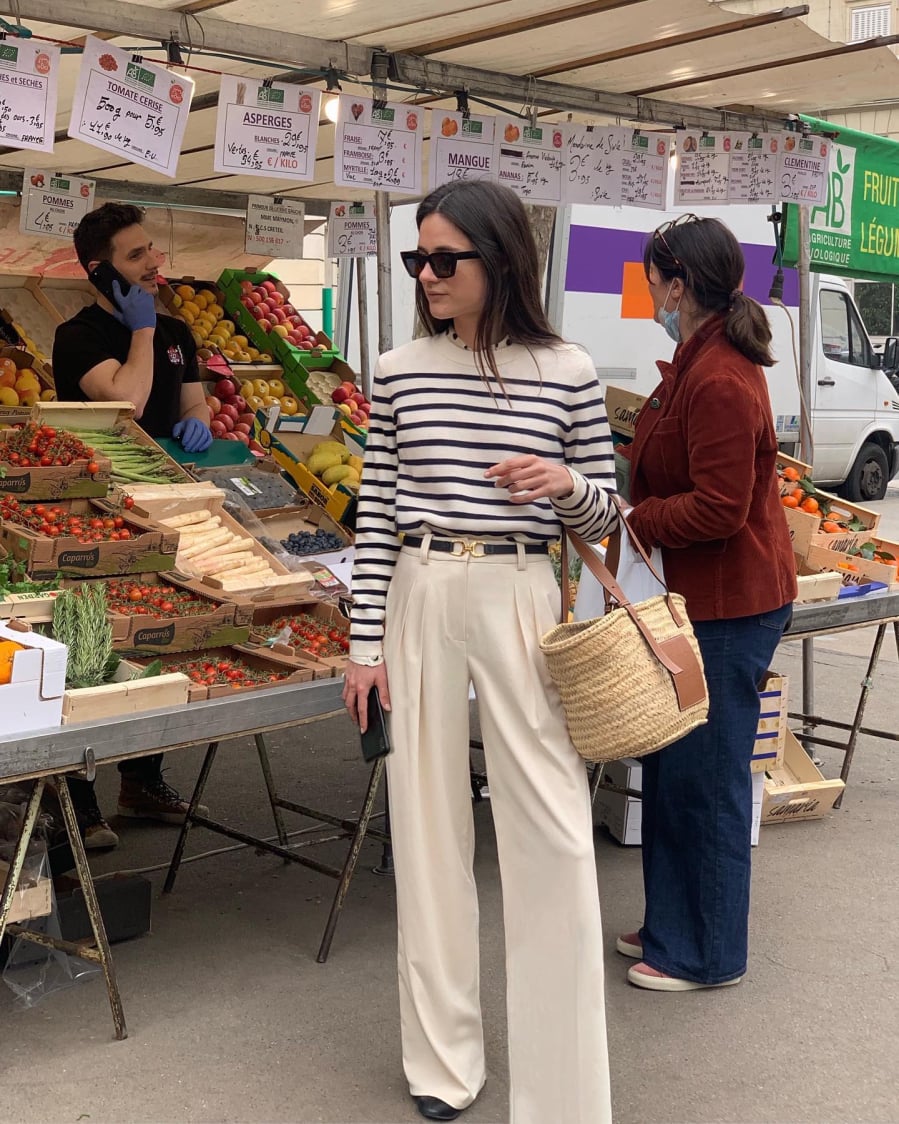 Kiểu áo này mang đến vẻ ngoài trẻ trung, phóng khoáng nhưng không kém phần thanh lịch.