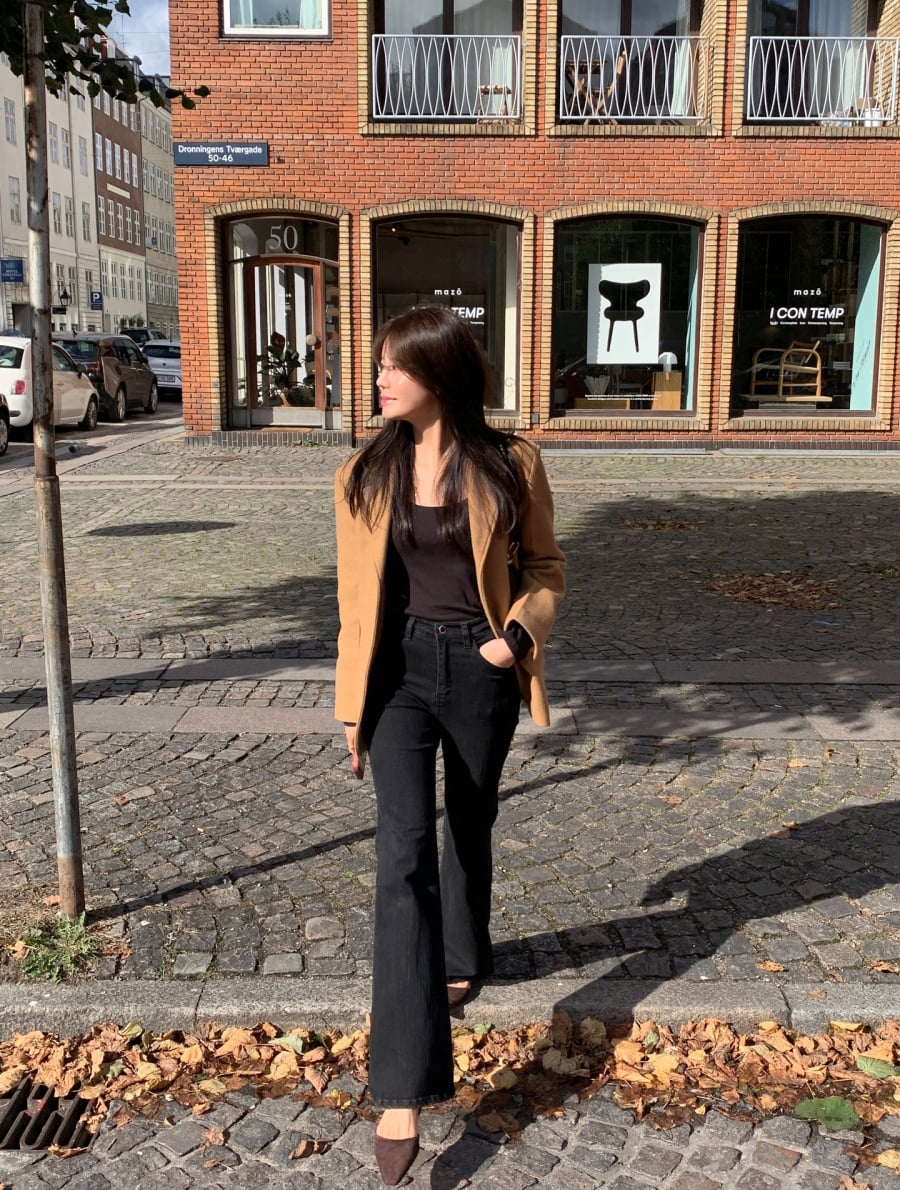Blazer vải dạ là sự giao thoa giữa nét chỉn chu của blazer truyền thống và khả năng giữ ấm đặc trưng của chất liệu dạ. 