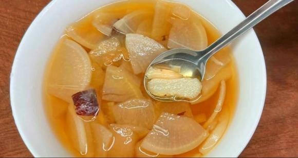 Lê có tác dụng dưỡng ẩm cho phổi, làm dịu niêm mạc hô hấp đang bị khô và kích ứng. 