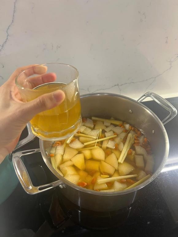 Công thức này phù hợp với người vừa bị cảm lạnh, có biểu hiện sợ lạnh, hắt hơi, nghẹt mũi, ho ra đờm loãng, trong.    