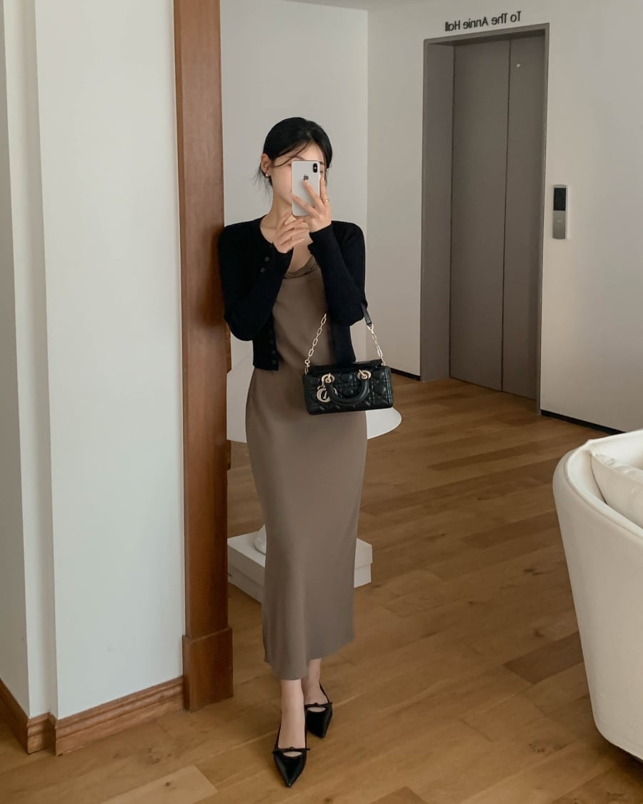  Chỉ cần khoác thêm cardigan mỏng bên ngoài váy hoa hoặc váy trơn, tổng thể Shbet999 com đăng nhập đã mang đậm tinh thần mùa xuân.