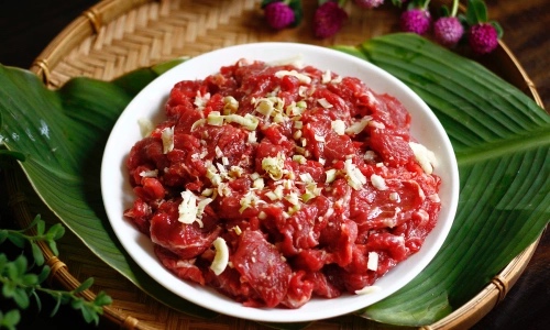 Dù có ướp đúng cách nhưng thái sai, thịt vẫn dễ dai. Khi thái ngang thớ, bạn đang cắt đứt các sợi cơ dài, giúp thịt mềm hơn nhiều sau khi nấu. Đây là nguyên tắc bắt buộc nếu muốn thịt bò mềm.