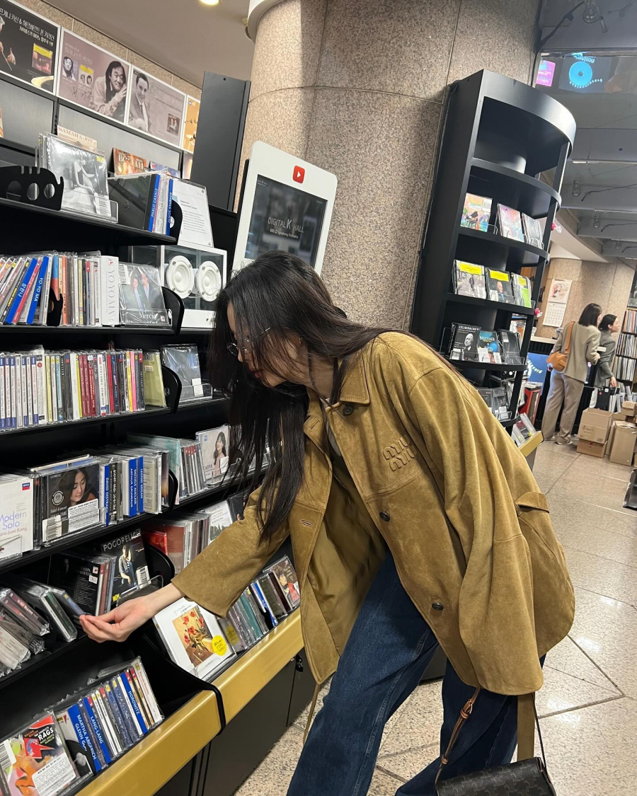  Quần jeans dáng đứng hoặc ống suông khi đi cùng áo khoác hoặc áo dệt kim tông nâu, caramel hay nâu sữa tạo nên tổng thể ấm áp và gần gũi.