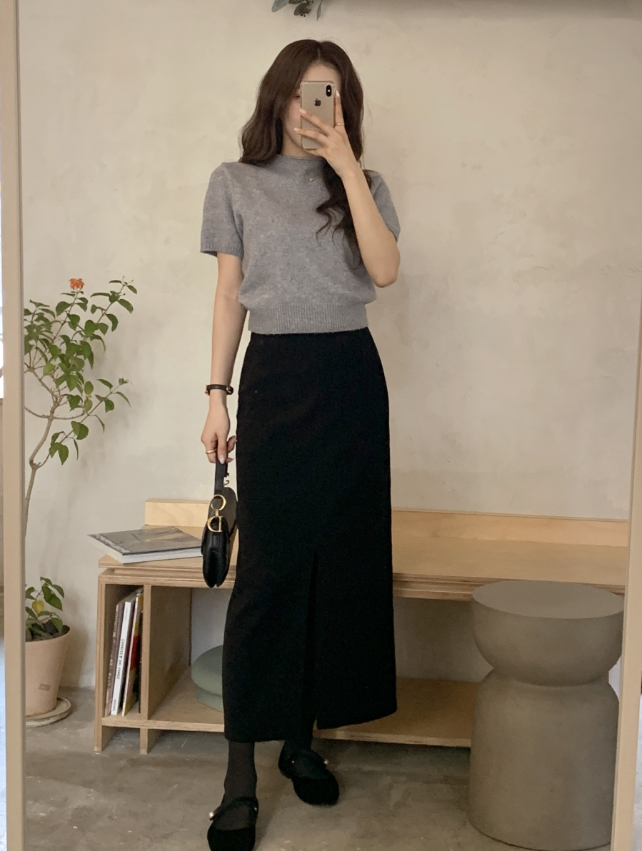  Một chiếc chân váy đen dáng midi kết hợp cùng áo sơ mi lụa hay blazer giúp hình ảnh trở nên chững chạc, hiện đại.