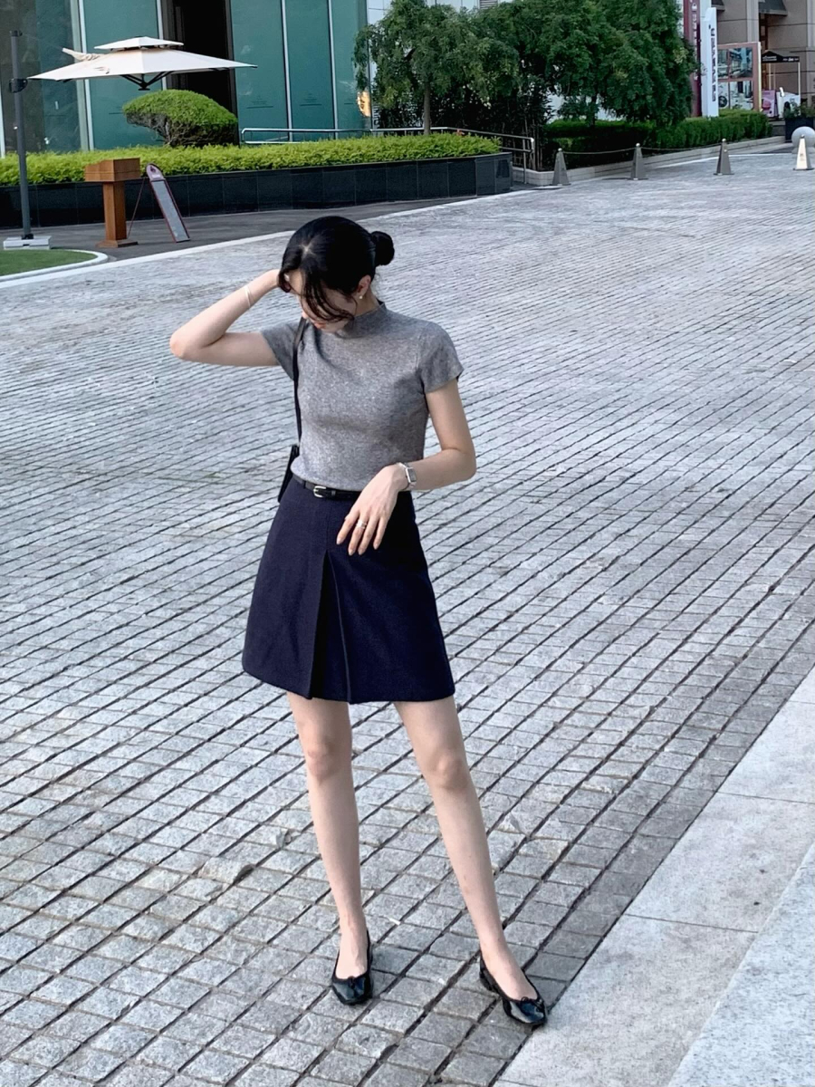  Chỉ cần kết hợp với áo blouse đơn giản, áo len mỏng hay blazer dáng ngắn, tổng thể Shbet999 com đăng nhập đã toát lên tinh thần tối giản, hiện đại và rất cuốn hút.