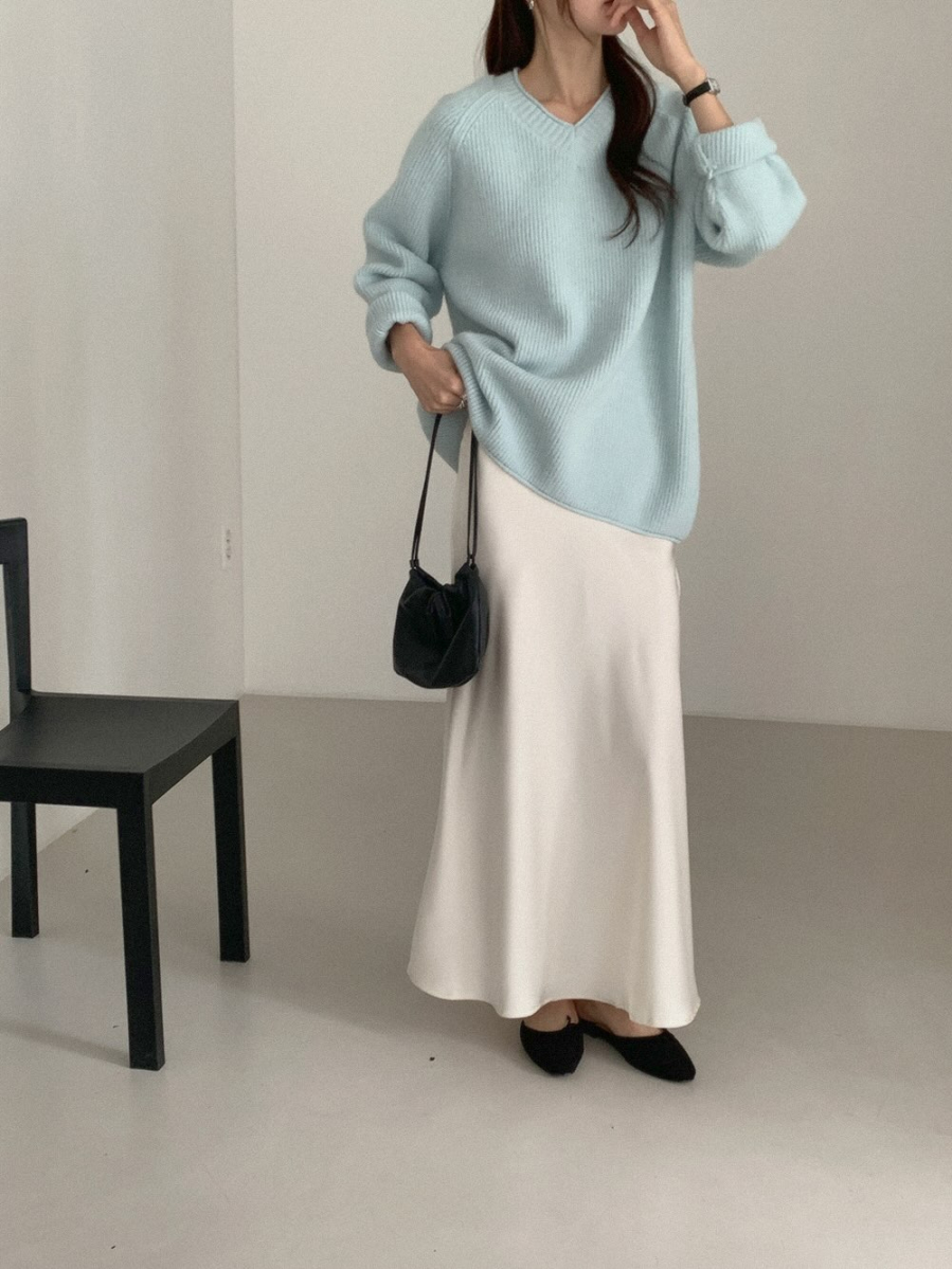 Những mẫu chân váy trắng dáng midi hoặc maxi thường được yêu thích bởi vẻ nữ tính, bay bổng.