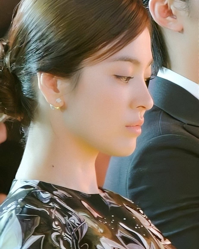 Nhờ tỷ lệ cân đối này, nữ diễn viên thường xuyên xuất hiện trong các danh sách mỹ nhân có góc nghiêng ấn tượng, sánh vai cùng nhiều biểu tượng nhan sắc khác của làng giải trí Hàn Quốc.