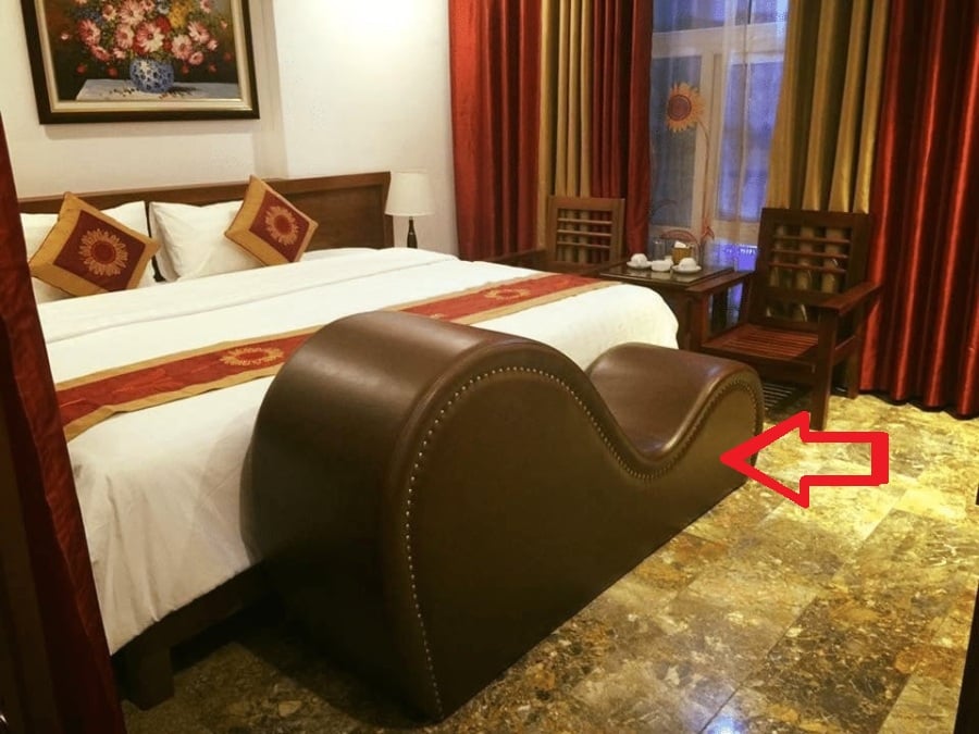 Ghế cong đặt cạnh giường ngủ khách sạn: 90% ngượng chín mặt, không biết tận dụng
