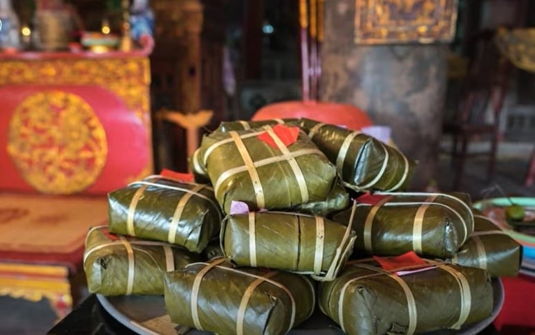 Trong trường hợp không tiện treo, bạn có thể dùng lá chuối khô hoặc giấy báo sạch để bọc bánh, sau đó đặt ở nơi thoáng khí.