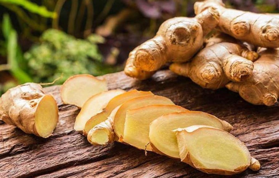Cách gội đầu bằng gừng tươi rất đơn giản, bạn chỉ cần chuẩn bị một củ gừng tươi, gừng già là tốt nhất, sau đó rửa sạch và cạo vỏ