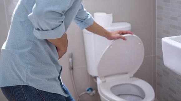 Ngoài ra, nước tiểu có nhiều bọt, màu sẫm hơn bình thường cũng là những dấu hiệu đáng lưu ý. 