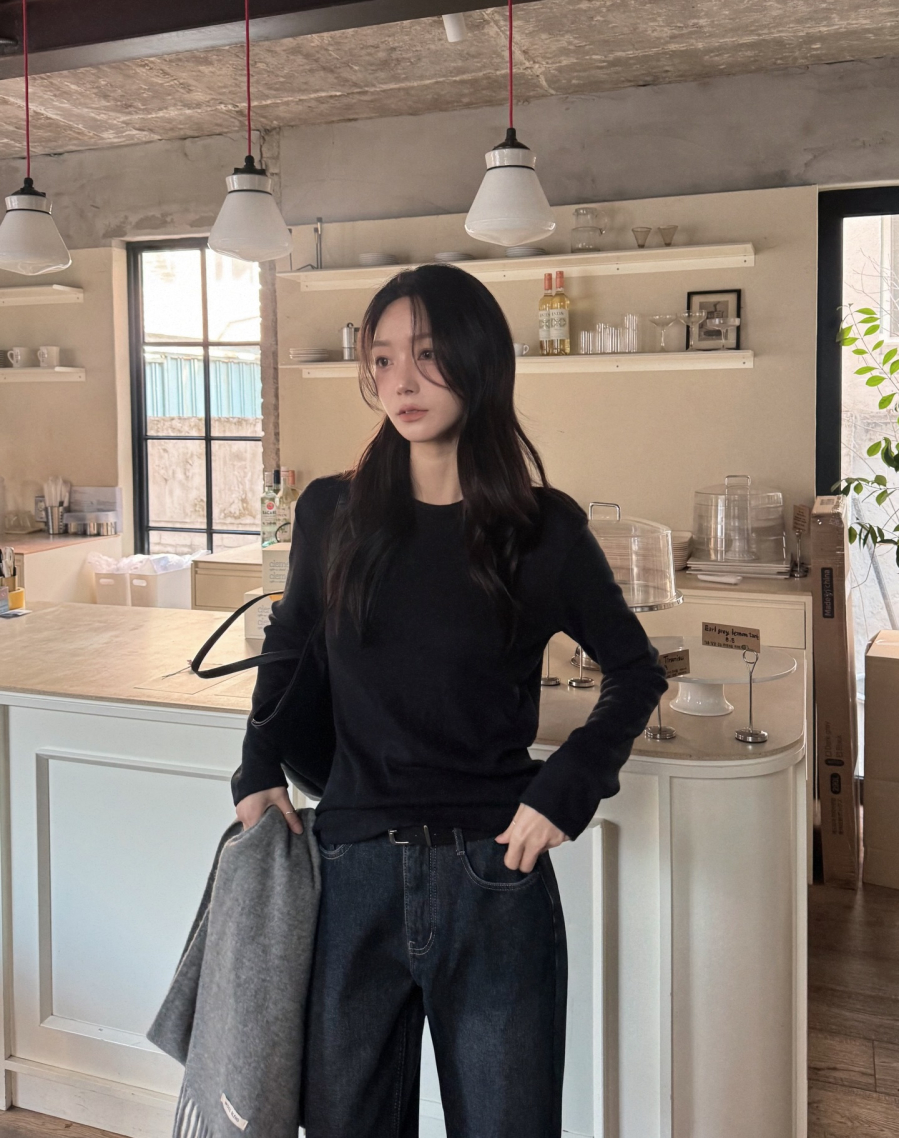 Phụ nữ Hàn cũng thường kết hợp thêm phụ kiện như túi tote, mũ len hoặc khoác gile mỏng để set đồ thêm sinh động mà không bị rối mắt.    