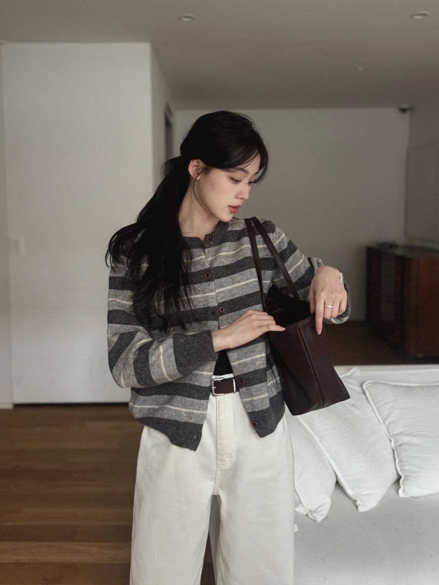  Cardigan trơn màu hoặc họa tiết nhỏ đều dễ phối, chỉ cần kết hợp cùng giày bệt, loafer hoặc sneaker là đã có một outfit hài hòa cho nhiều hoàn cảnh khác nhau.