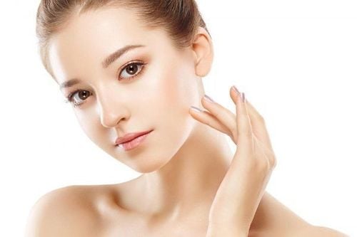Khi da được nuôi dưỡng đầy đủ, bề mặt da sẽ trông mịn hơn và tươi tắn hơn rõ rệt, đặc biệt trong những ngày cận Tết.