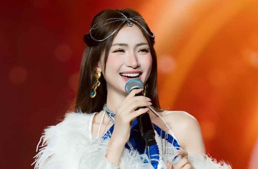 Hòa Minzy gọi điện cho một người đặc biệt lúc 11 giờ đêm