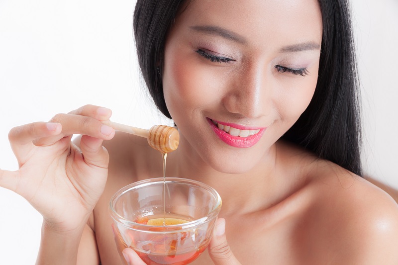Mật ong có thể dùng riêng hoặc kết hợp cùng bột nghệ, sữa chua để làm mặt nạ dưỡng ẩm, hoặc thêm vào các loại trà thảo dược để chăm sóc da từ bên trong.