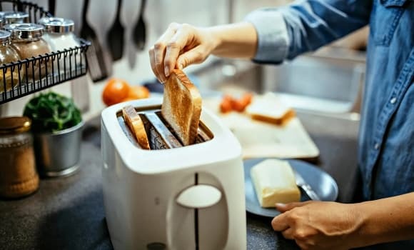 Bà cho biết, bánh mì nguyên cám, ngũ cốc nguyên hạt hoặc bánh mì sourdough khi ăn cùng protein và rau xanh sẽ giúp kiểm soát đường huyết hiệu quả hơn nhiều so với bánh mì trắng, bất kể có qua cấp đông hay không. 