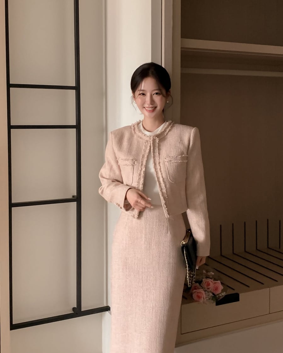 Dịp Tết, một set đồ tweed giúp người mặc tạo ấn tượng chỉn chu và nổi bật mà không cần quá nhiều chi tiết cầu kỳ.