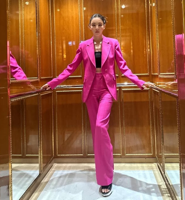 Những set đồ mang tính kinh điển như blazer phối quần suông cũng thường xuyên xuất hiện trong phong cách của Lee Da Hee.