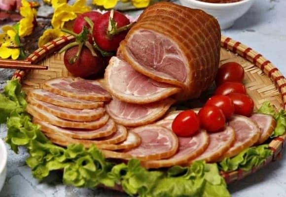 Không chỉ dừng lại ở huyết áp, chế độ ăn thừa muối kéo dài còn tạo áp lực lớn lên tim, làm tăng nguy cơ suy tim và các biến chứng nguy hiểm khác.