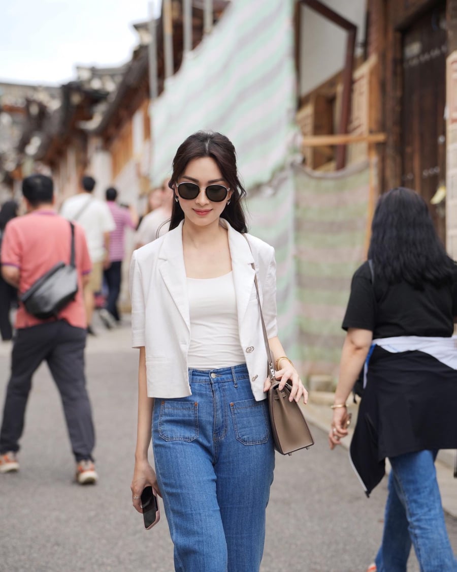  Nhiều sao nữ lựa chọn blazer trắng trong những lần xuất hiện trước công chúng bởi item này giúp hình ảnh trở nên chuyên nghiệp mà không quá cứng nhắc. 