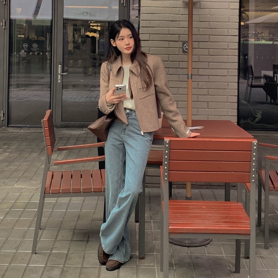 Sự kết hợp này phù hợp với môi trường công sở hoặc những dịp cần vẻ ngoài lịch sự, hiện đại mà vẫn giữ được nét thời trang.