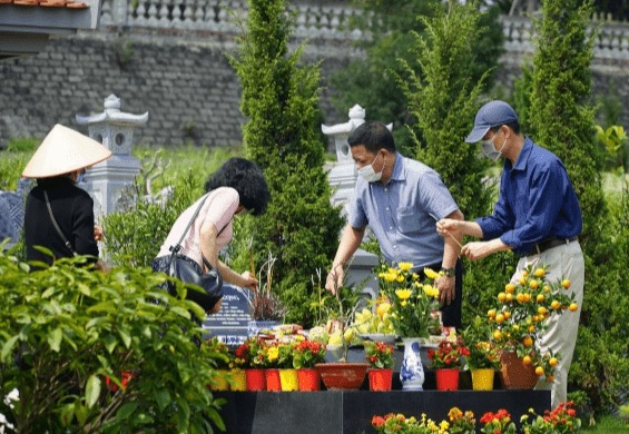 Việc thụ lộc, ăn uống ngay tại nghĩa địa được xem là hành vi bất kính với người đã khuất, đồng thời gây ồn ào, mất vệ sinh.