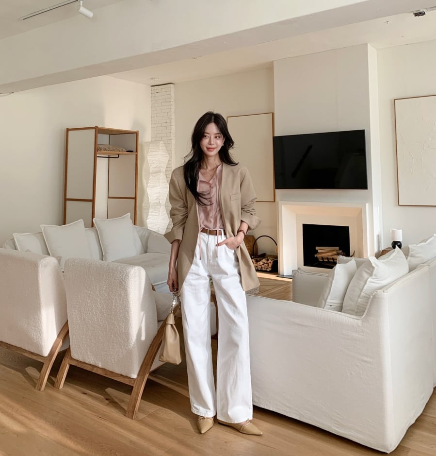  Những thiết kế blazer dáng suông, tông màu trung tính thường mang lại cảm giác chuyên nghiệp nhưng vẫn đủ thoải mái để mặc cả ngày.