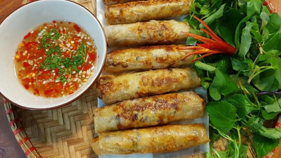 Để nem giòn rụm lâu bạn cần rán nem hai lần