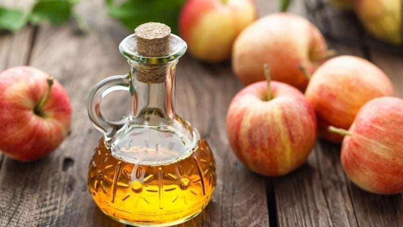 Theo các tài liệu khoa học về mỹ phẩm và da liễu, axit axetic có vai trò quan trọng trong việc điều chỉnh độ pH của da đầu. 