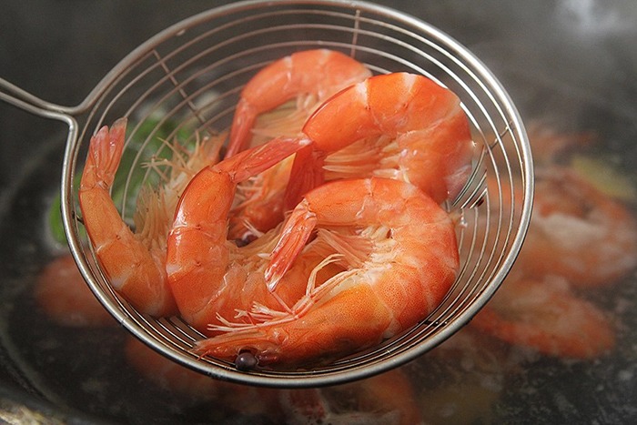 Để luộc tôm không tanh, và rắn chắc bạn tuyệt đối không dùng nước lã để luộc