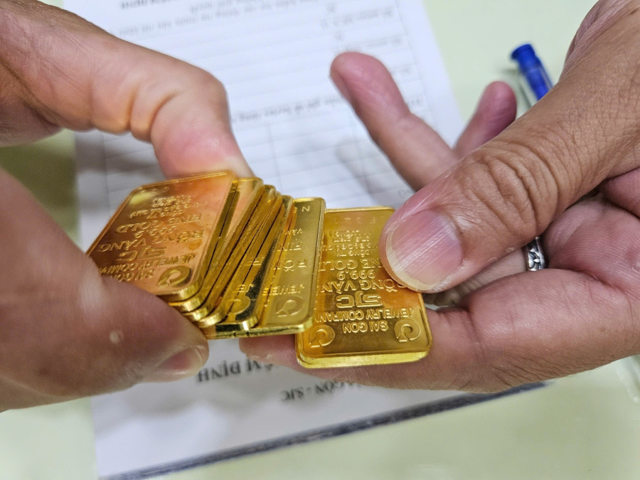 Mức giá tương tự cũng được ghi nhận tại các hệ thống Bảo Tín Minh Châu và Tập đoàn DOJI, khi vàng miếng SJC cùng được giao dịch trong vùng 176,3 – 179,3 triệu đồng/lượng, không thay đổi ở cả hai chiều mua vào và bán ra so với phiên trước.    