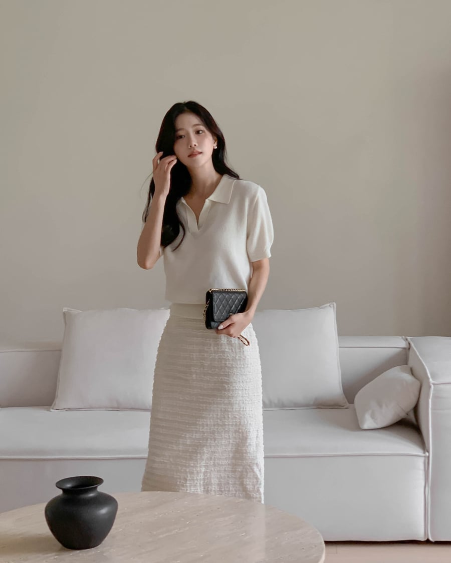  Dù là váy ngắn, váy midi hay váy xếp ly, chân váy trắng đều dễ dàng thích nghi với nhiều phong cách khác nhau.