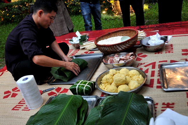 Phần nếp bên ngoài cứng trước, bên trong vẫn mềm, khiến bánh ăn không ngon đều.