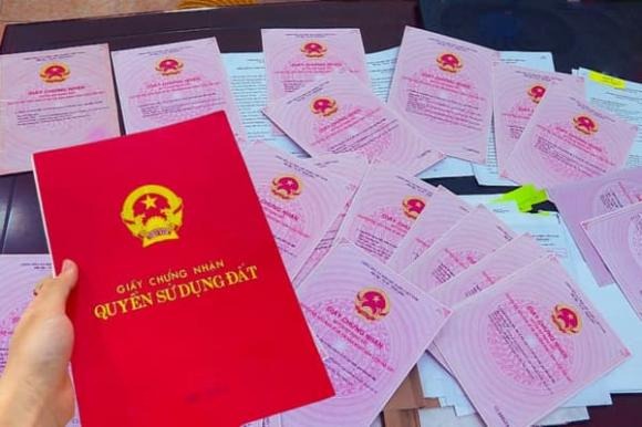 Theo quy định tại khoản 4 Điều 135 Luật Đất đai, các trường hợp đủ điều kiện sẽ được cấp chung một Giấy chứng nhận quyền sử dụng đất và quyền sở hữu tài sản gắn liền với đất.    