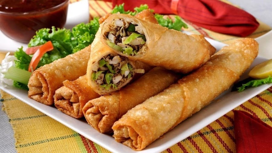 Sau khi cuốn xong, bạn không nên rán ngay mà hãy xếp nem vào ngăn mát tủ lạnh khoảng 15–20 phút.