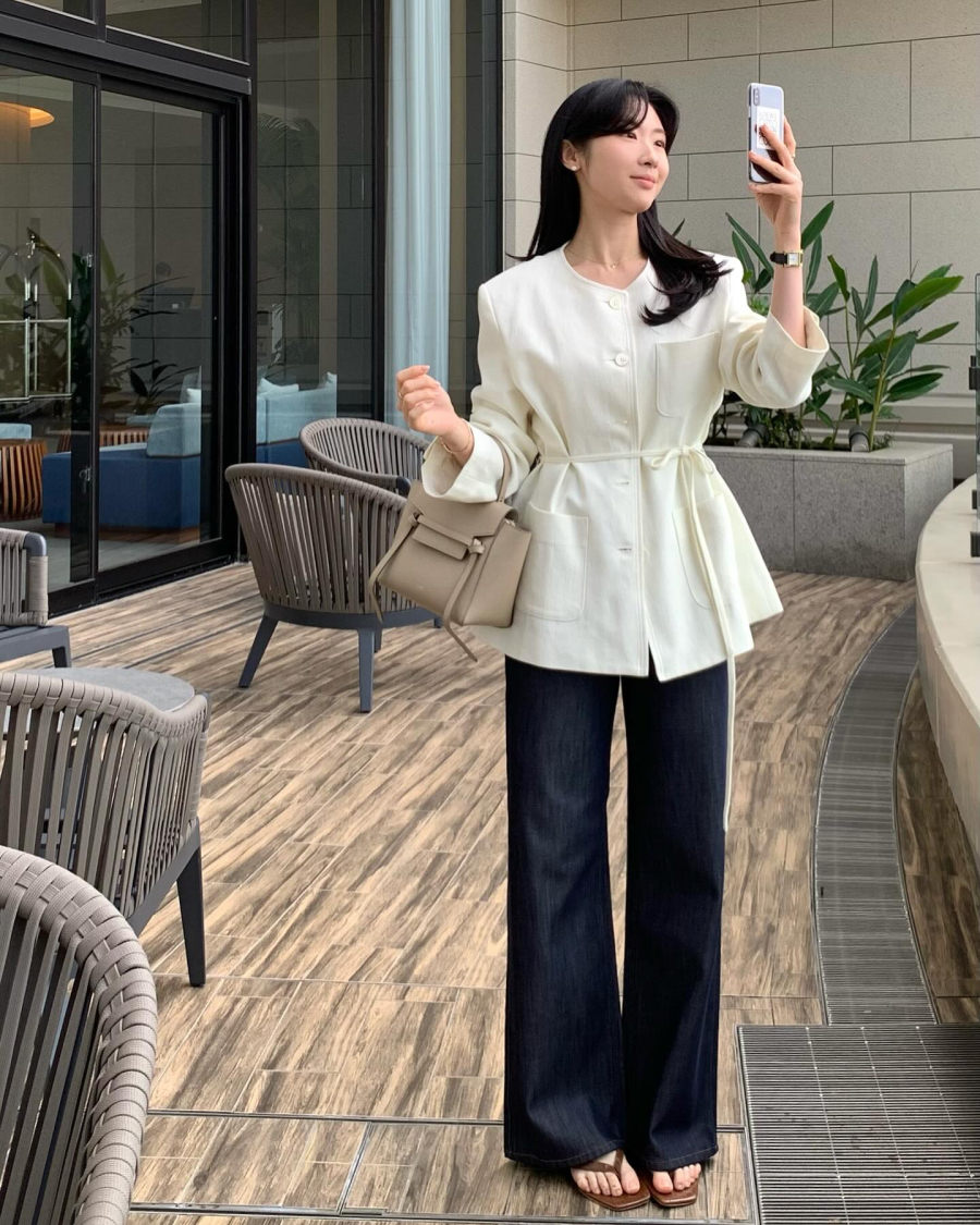 Ưu điểm dễ nhận thấy nhất của áo nhấn eo nằm ở phom dáng có cấu trúc rõ ràng. 