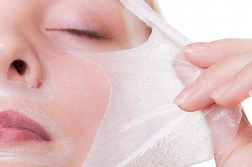 Có thể sử dụng bông thấm dung dịch dịu nhẹ với độ ẩm vừa phải rồi đắp lên da trong thời gian ngắn.