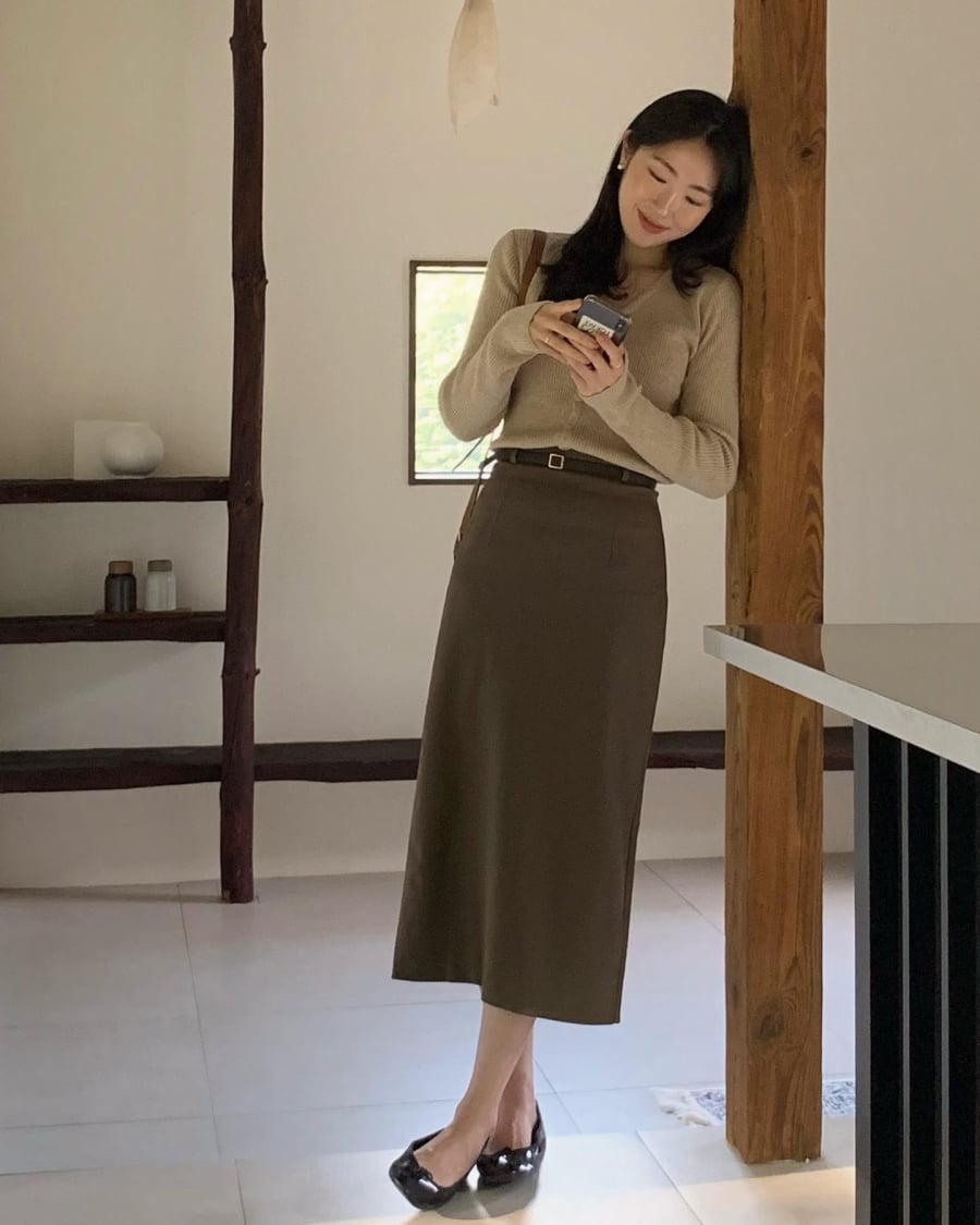 Trong khi đó, phối cùng chân váy suông hoặc váy lụa dài lại mang đến diện mạo chững chạc, tinh tế – phù hợp cho những buổi gặp gỡ cuối tuần hay môi trường làm việc sáng tạo.    