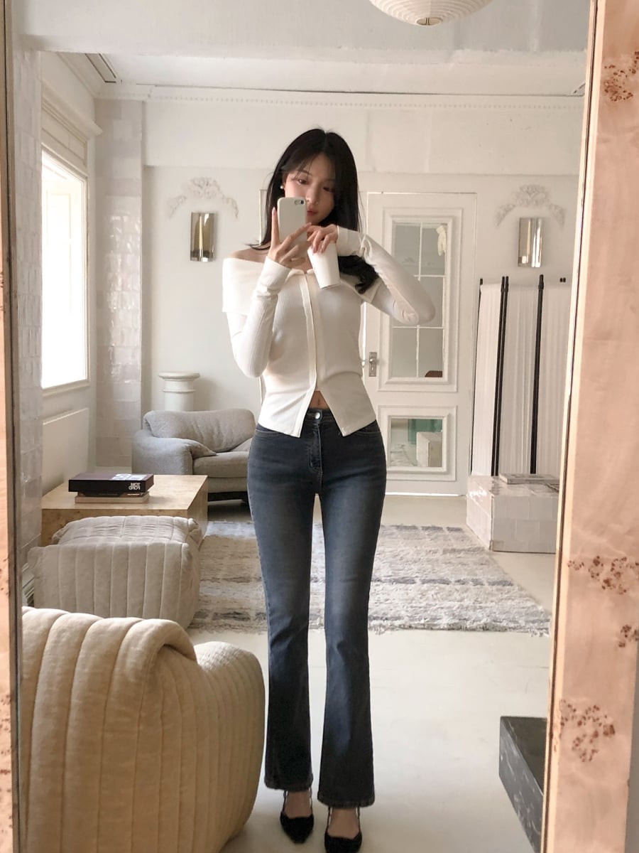 Phần áo gọn gàng sẽ làm nổi bật phom quần loe nhẹ phía dưới, giúp đôi chân trông dài hơn đáng kể. Để tăng hiệu ứng kéo dài tỷ lệ Sh88bet đăng ký miễn phí, bạn nên ưu tiên quần cạp cao.    
