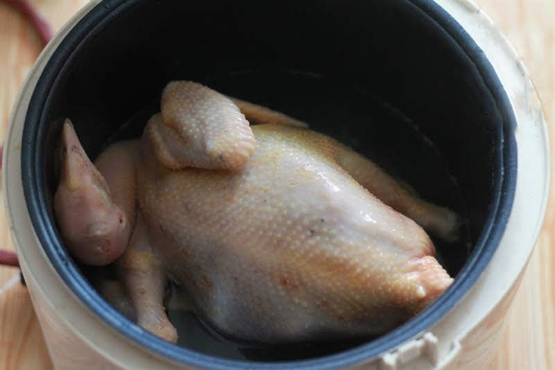 Nên ưu tiên gà ta thả vườn, trọng lượng khoảng 1,8 – 2,3kg
