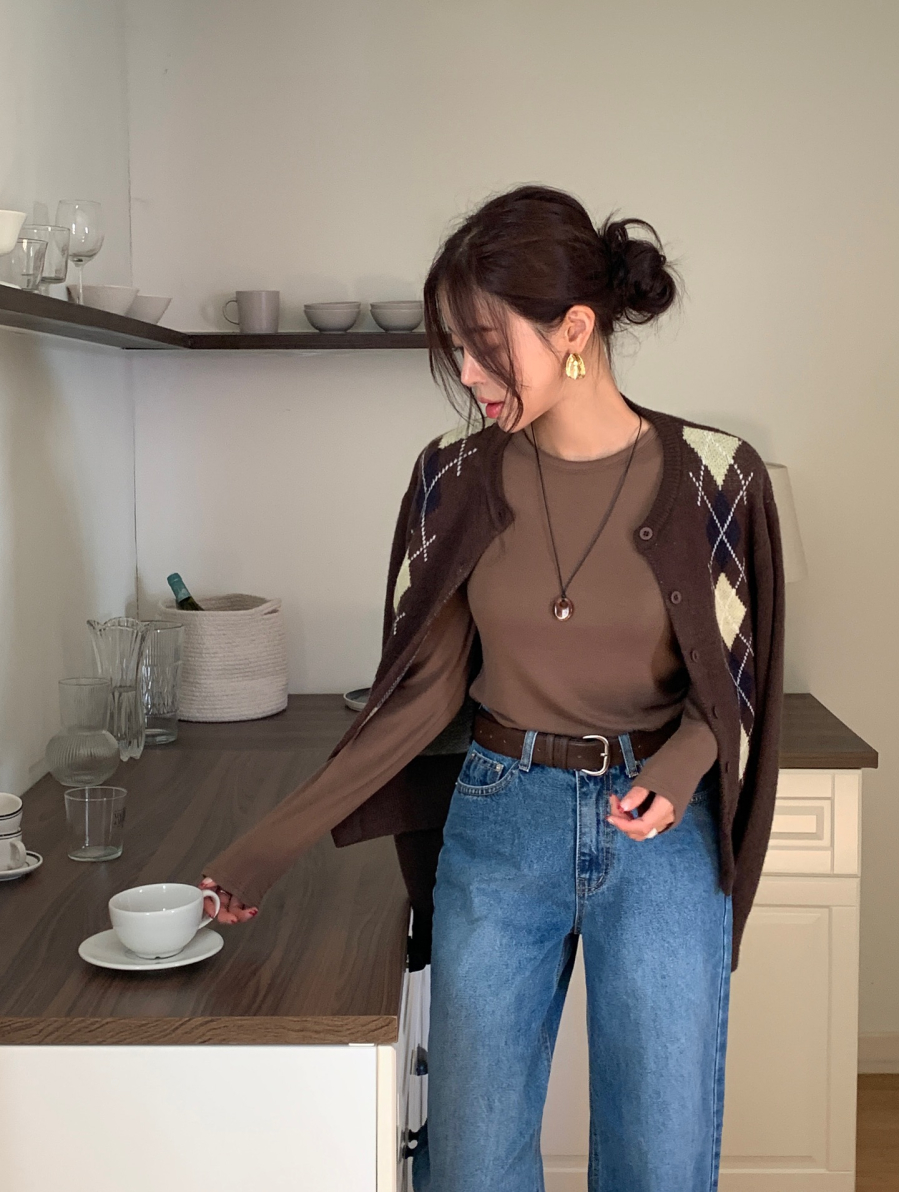  Chất liệu cotton mềm hoặc thun gân nhẹ giúp tăng sự thoải mái, đồng thời tạo cảm giác dễ chịu khi mặc trong thời gian dài.