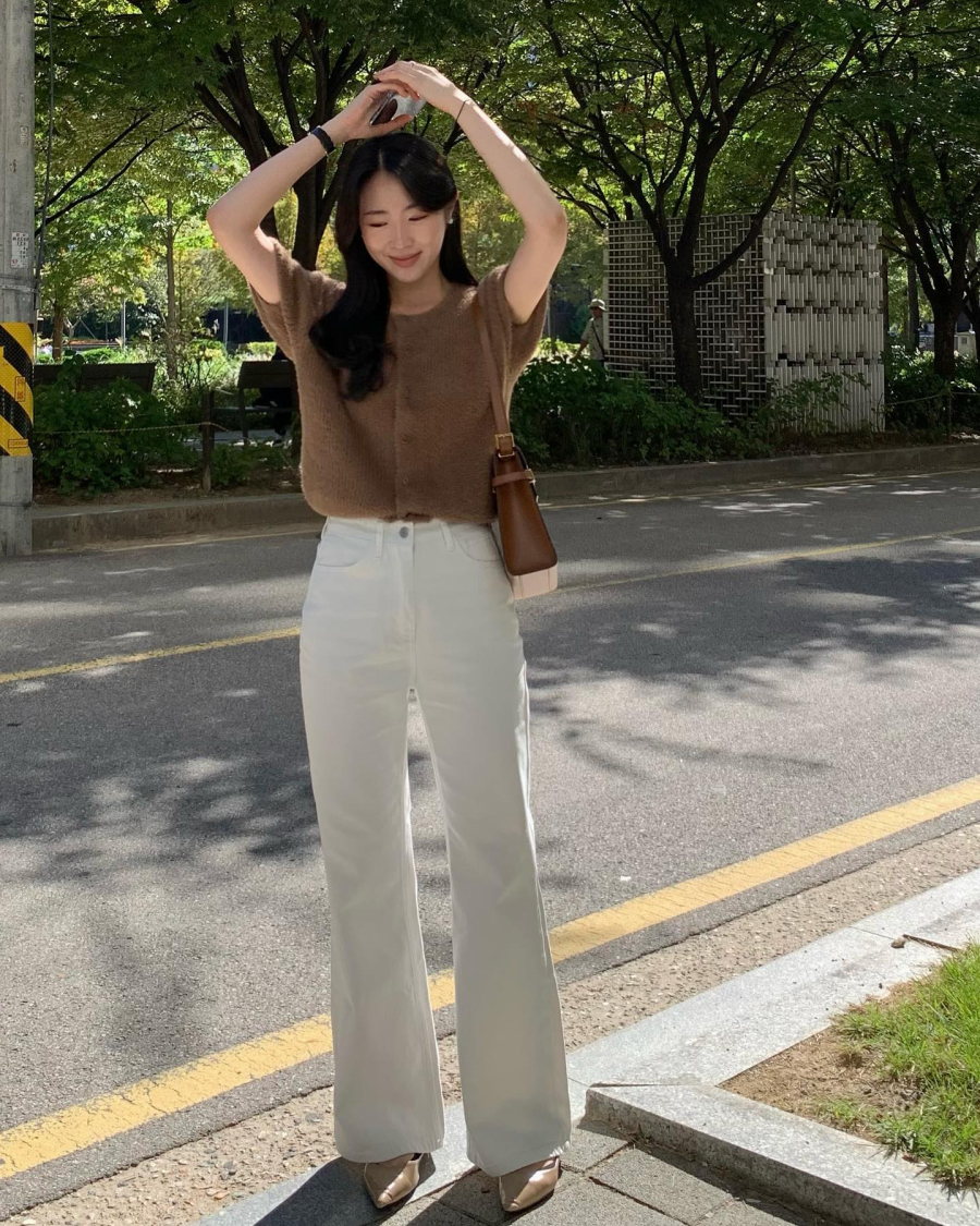 Khi phối cùng quần jeans trắng, tổng thể trở nên sáng sủa và tinh tế hơn, đồng thời vẫn giữ được sự thoải mái cần thiết cho các hoạt động thường ngày.