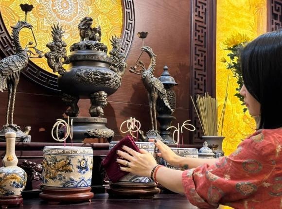 Việc rút tỉa chân nhang cần thực hiện nhẹ nhàng, từ tốn, thường để lại số lẻ như 3, 5 hoặc 7 chân nhang trong bát hương.    